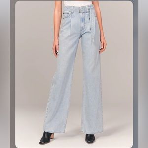LAST CHANCE NWT Abercrombie High Rise Loose Belted Jeans